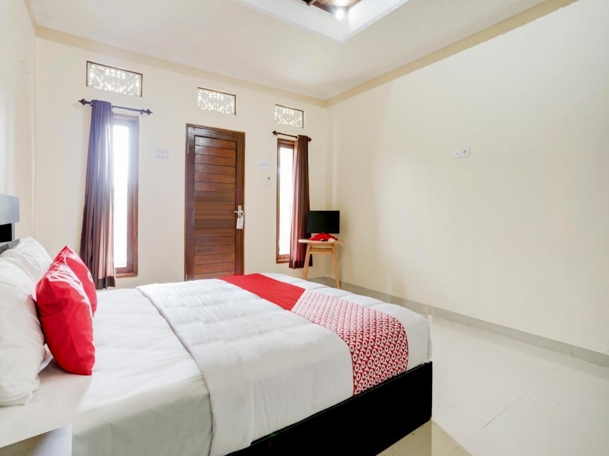 Oyo 90711 Blembong Homestay จิมบาราน ภายนอก รูปภาพ